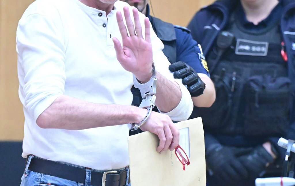 Angeklagter distanziert sich von Verschwörungstheorien