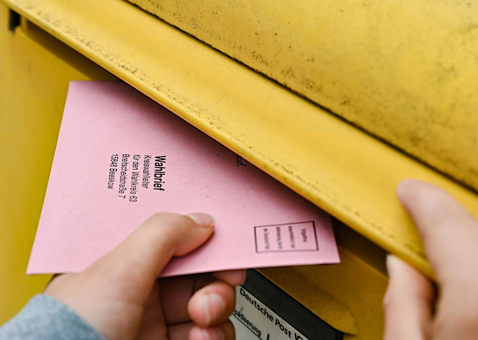ARCHIV - Auszählung von Briefwahl-Unterlagen.  a