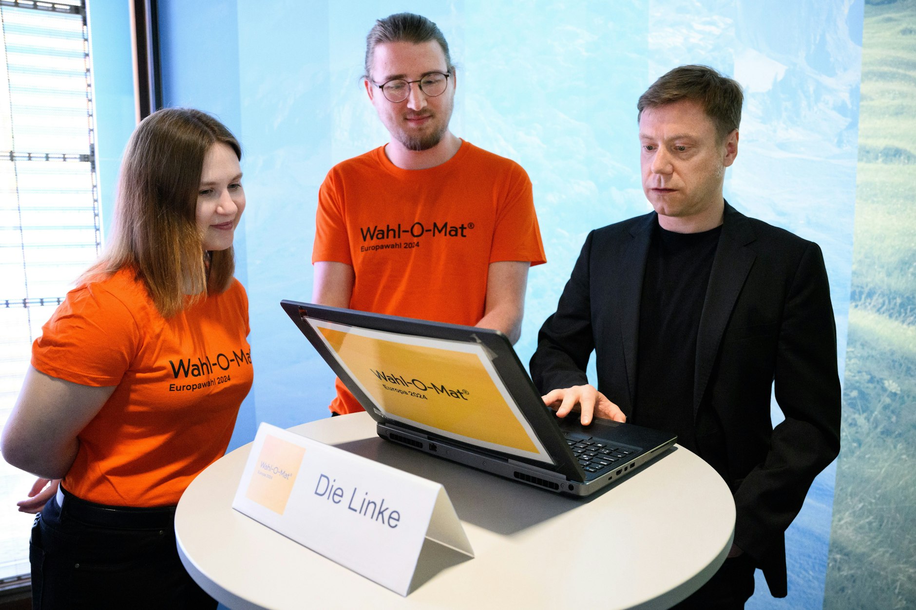 Martin Schirdewan, Bundesvorsitzender der Partei Die Linke, geht zusammen mit Mitgliedern der Jugendredaktion die Fragen des Online-Tools durch.