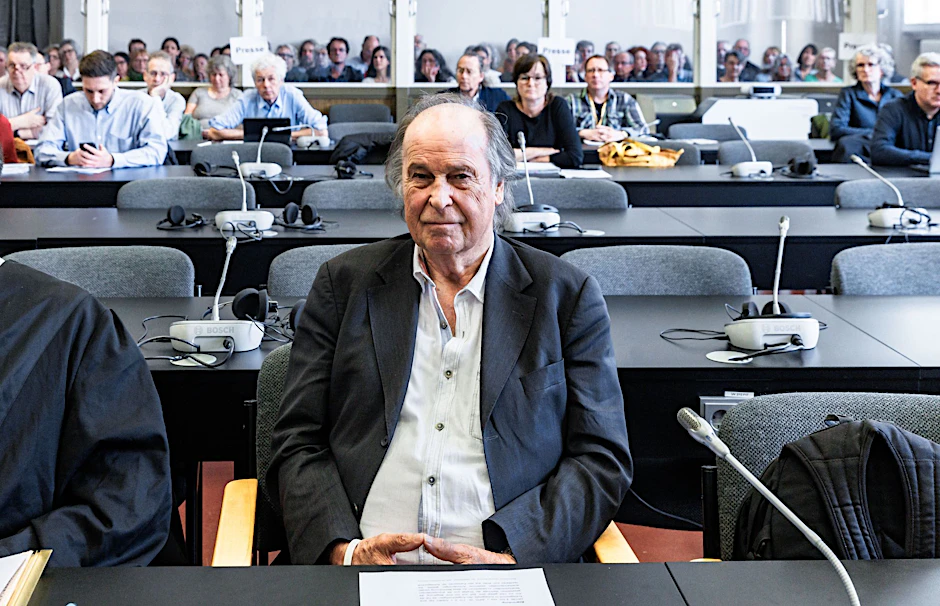 Der 80-jährige Arzt zum Auftakt seines Prozesses im Gerichtssaal in Hamburg.  
