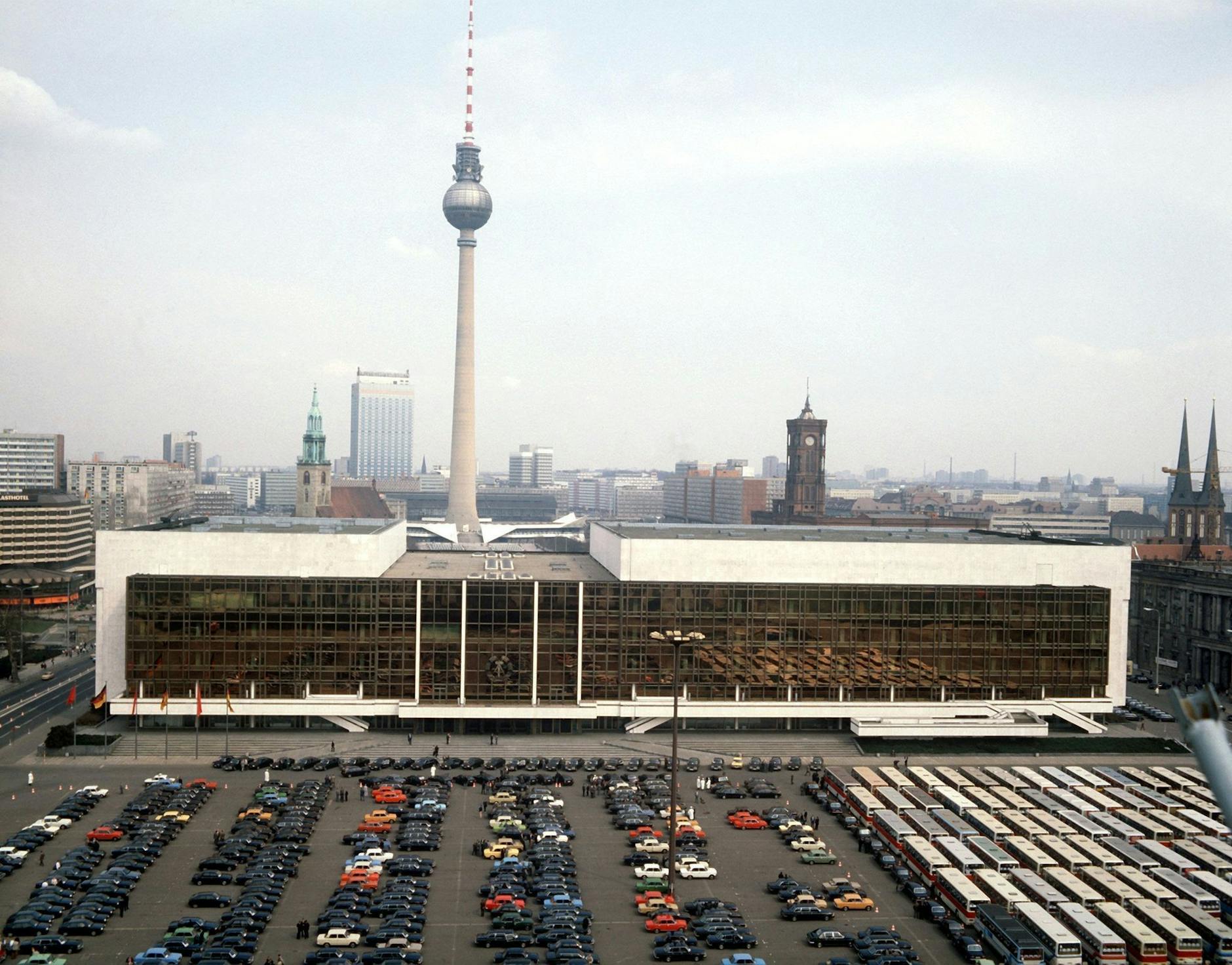 ARCHIV - Blick auf den Palast der Republik.