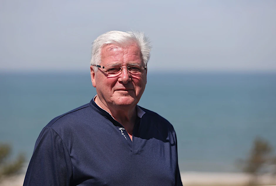 Wolfgang Seguin, Siegtorschütze im Europapokalfinale 1974, steht während eines Treffens von DDR-WM-Teilnehmern 1974 zum 50-jährigen Jubiläum auf der Terrasse vom Strandhotel Fischland.  