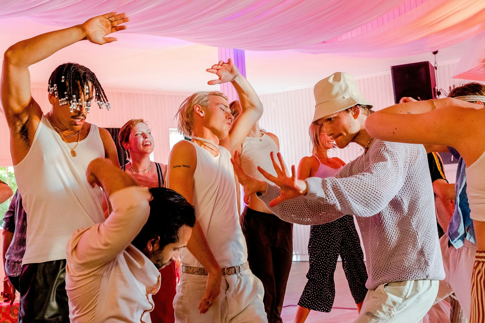 Die „Player Of Ibiza“ Marvin (Charles Booz Jakob), Abdel (Arman Kashani), Anthony (Emil Belton) und Jeppe (Sammy Scheuritzel, v.l.n.r.) lassen los beim Ecstatic Dance.