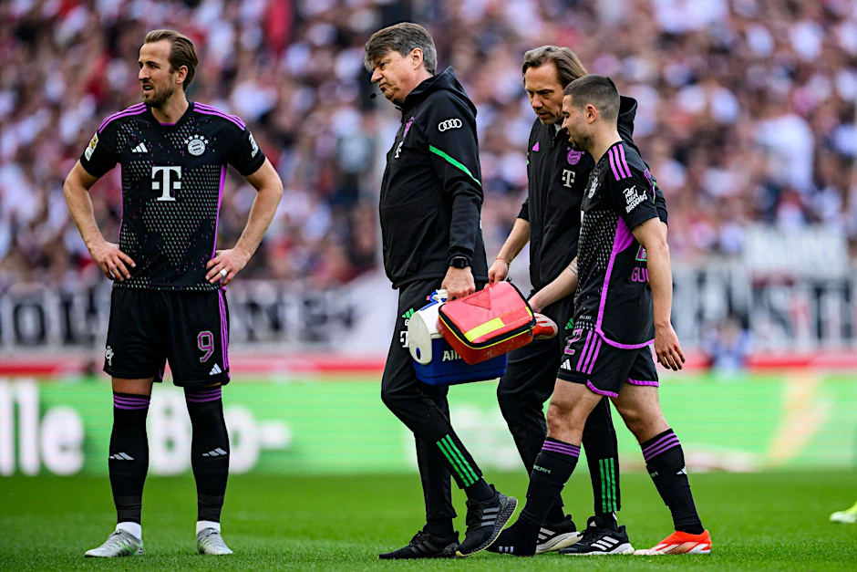 Bayern Münchens Raphael Guerreiro (r) musste verletzt ausgewechselt werden.  