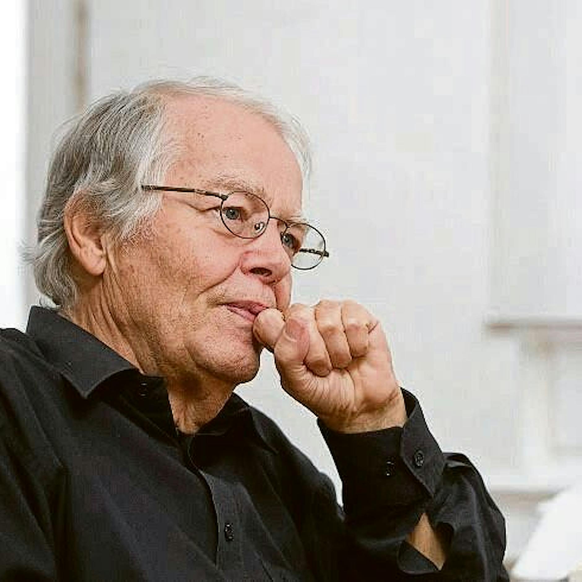Volker Braun zum 85.: Keine Rede, keine Blumen – aber ermutigende Dichtung in der Volksbühne