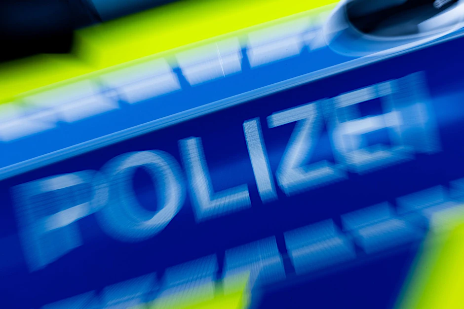 ARCHIV - Ein Einsatzwagen der Polizei.  