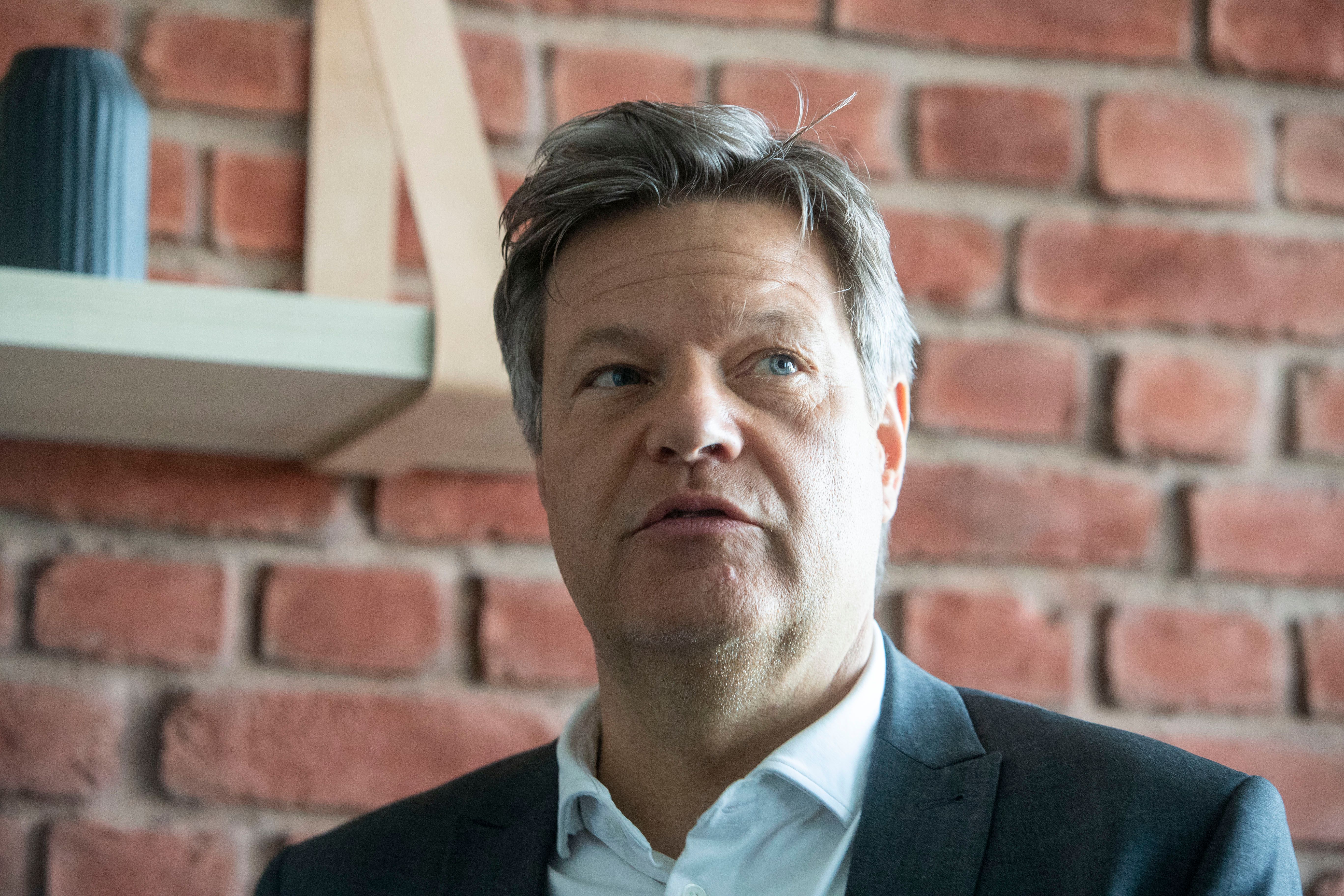 „Bahnhofsalkoholiker“? Habeck verklagt Journalisten für satirischen Tweet – Freispruch