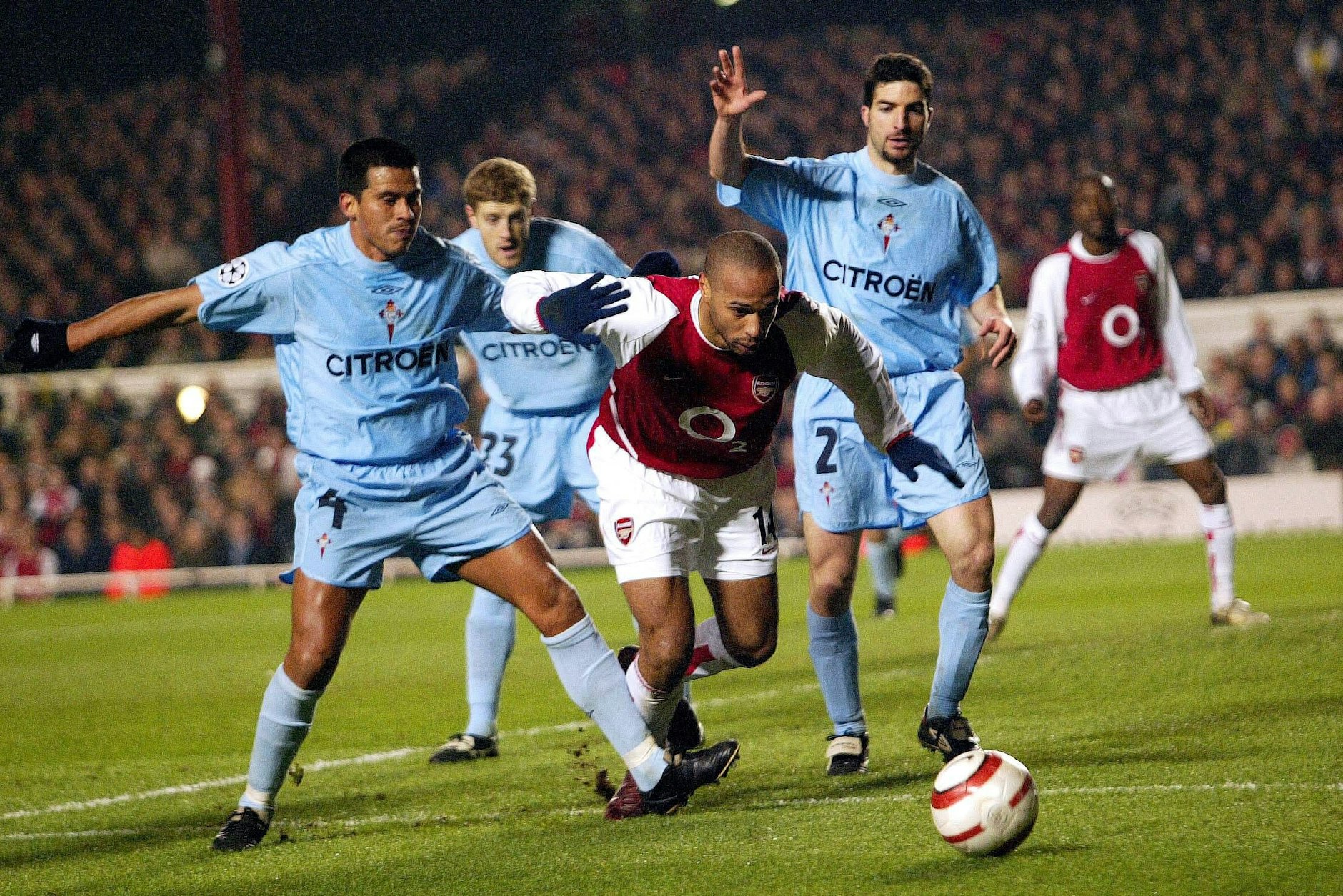 Celta de Vigo schafft es in der Saison 2003/04 bis ins Champions-League-Achtelfinale, unterliegt dort dem FC Arsenal und Thierry Henry (M.).