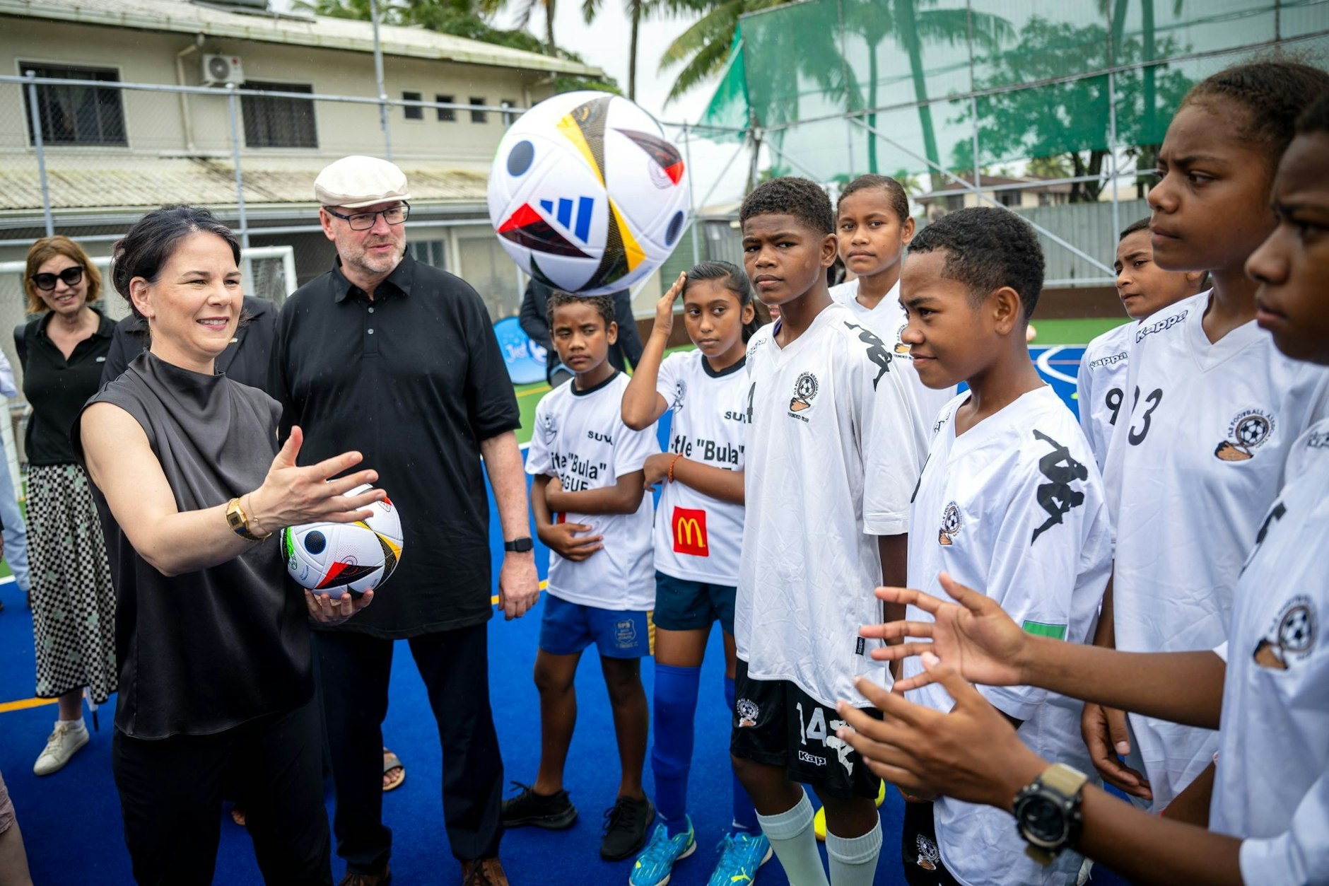 Il ministro degli Esteri federale Annalena Baerbock martedì durante una partita di calcio alle Fiji