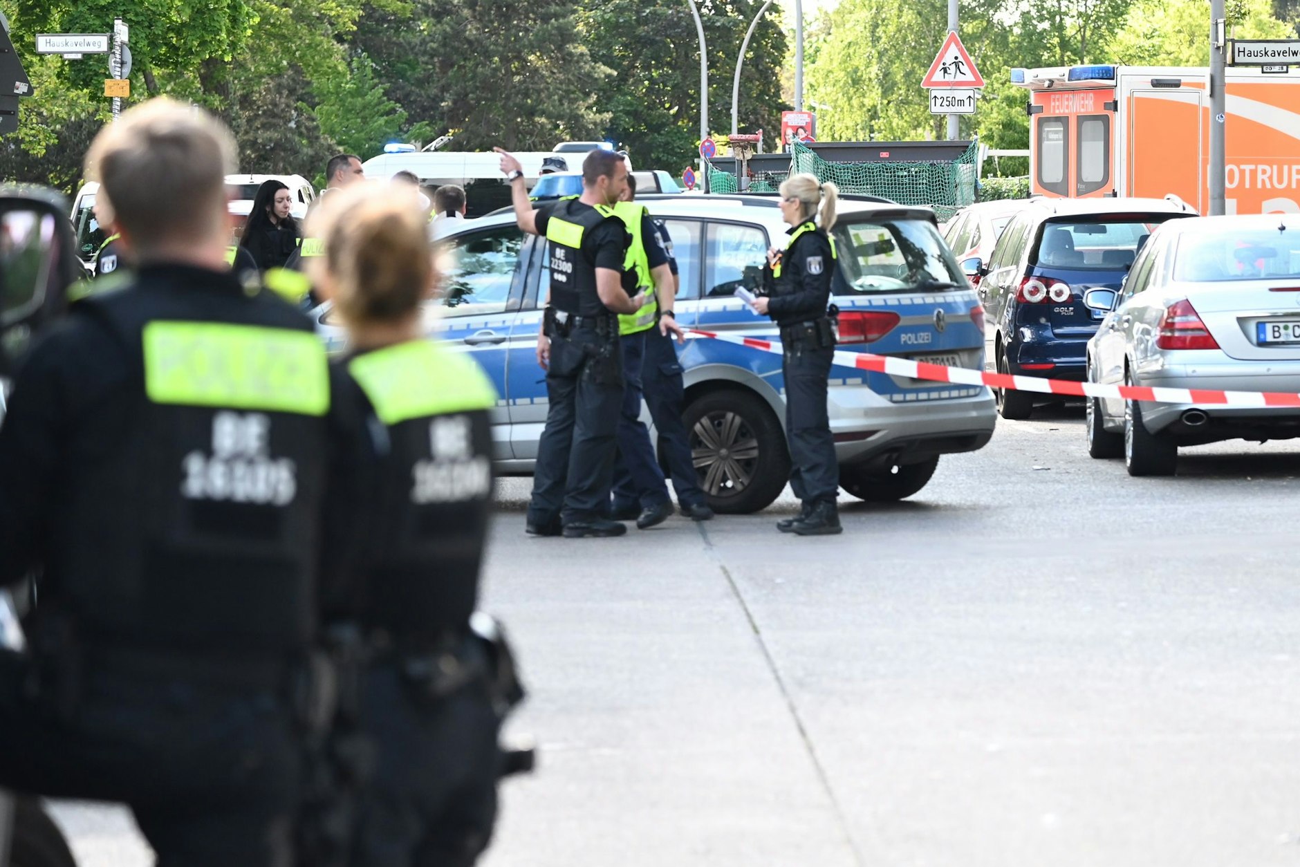Der Tatort in Spandau - die Polizei sperrte die Straße ab.