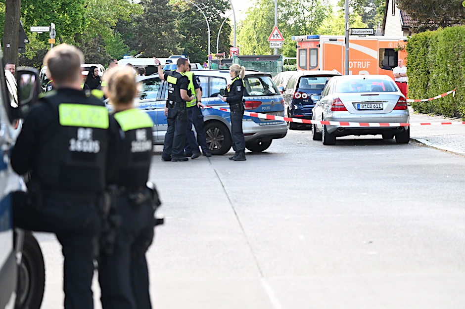 Der Tatort in Spandau - die Polizei sperrte die Straße ab.