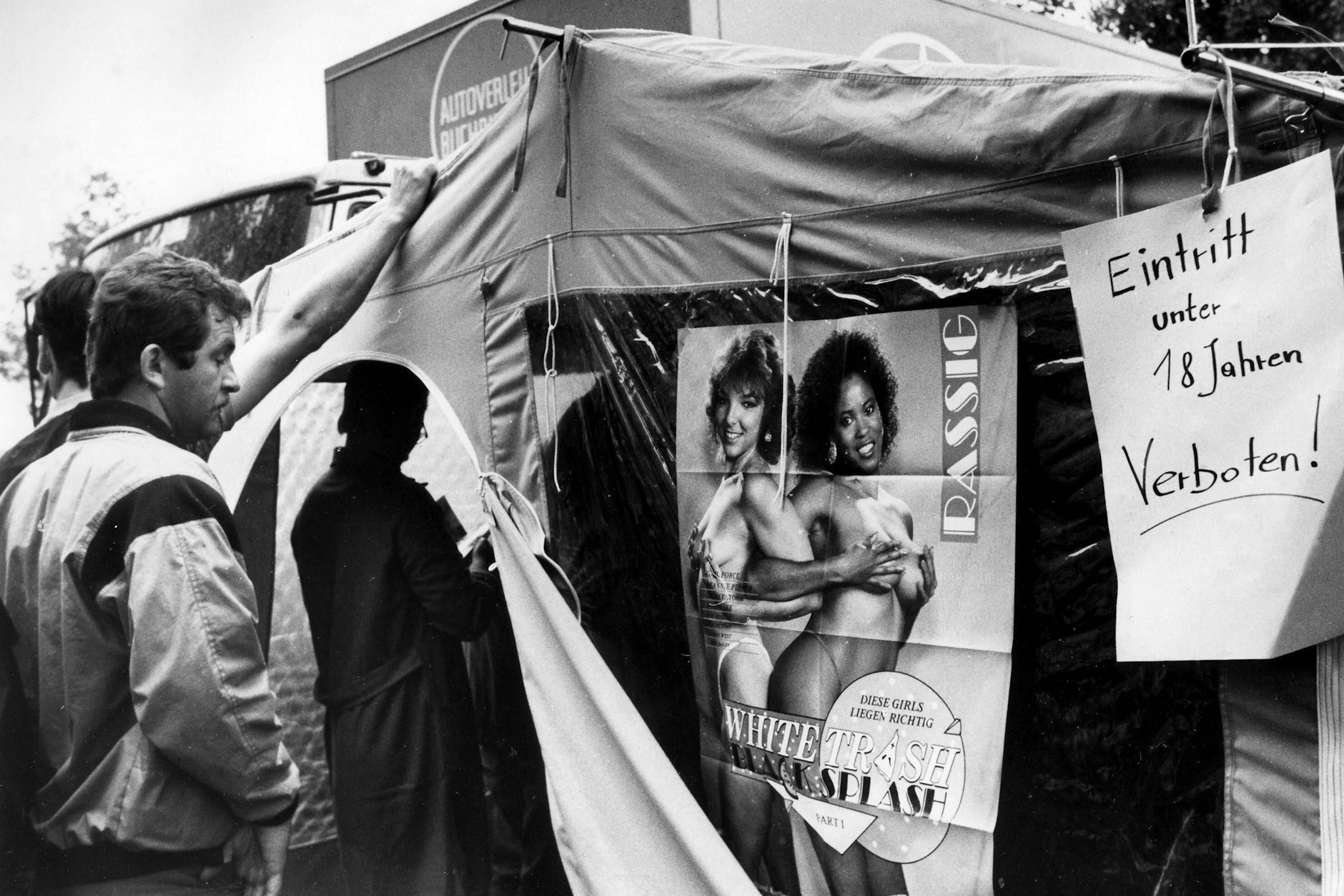 Ein Plakat wirbt für das Pornovideo „White Trash Black Splash“ am Zelt eines Sexshops in Dresden. Nach der Wende fluteten solche Angebote den Osten.