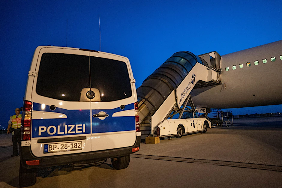 ARCHIV - Ein Einsatzfahrzeug der Polizei steht an einem Flughafen.  