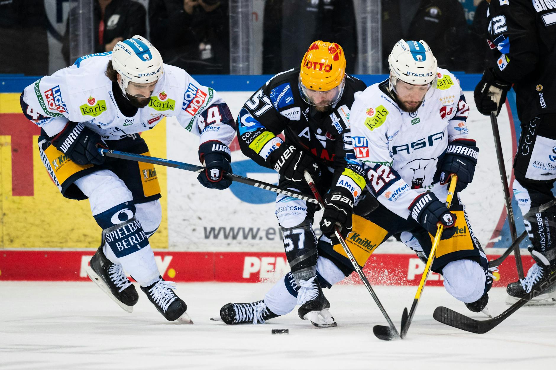 Die Eisbären Julian Melchiori (l.) und Tobias Eder nehmen Bremerhavens Alex Friesen in die Mangel.