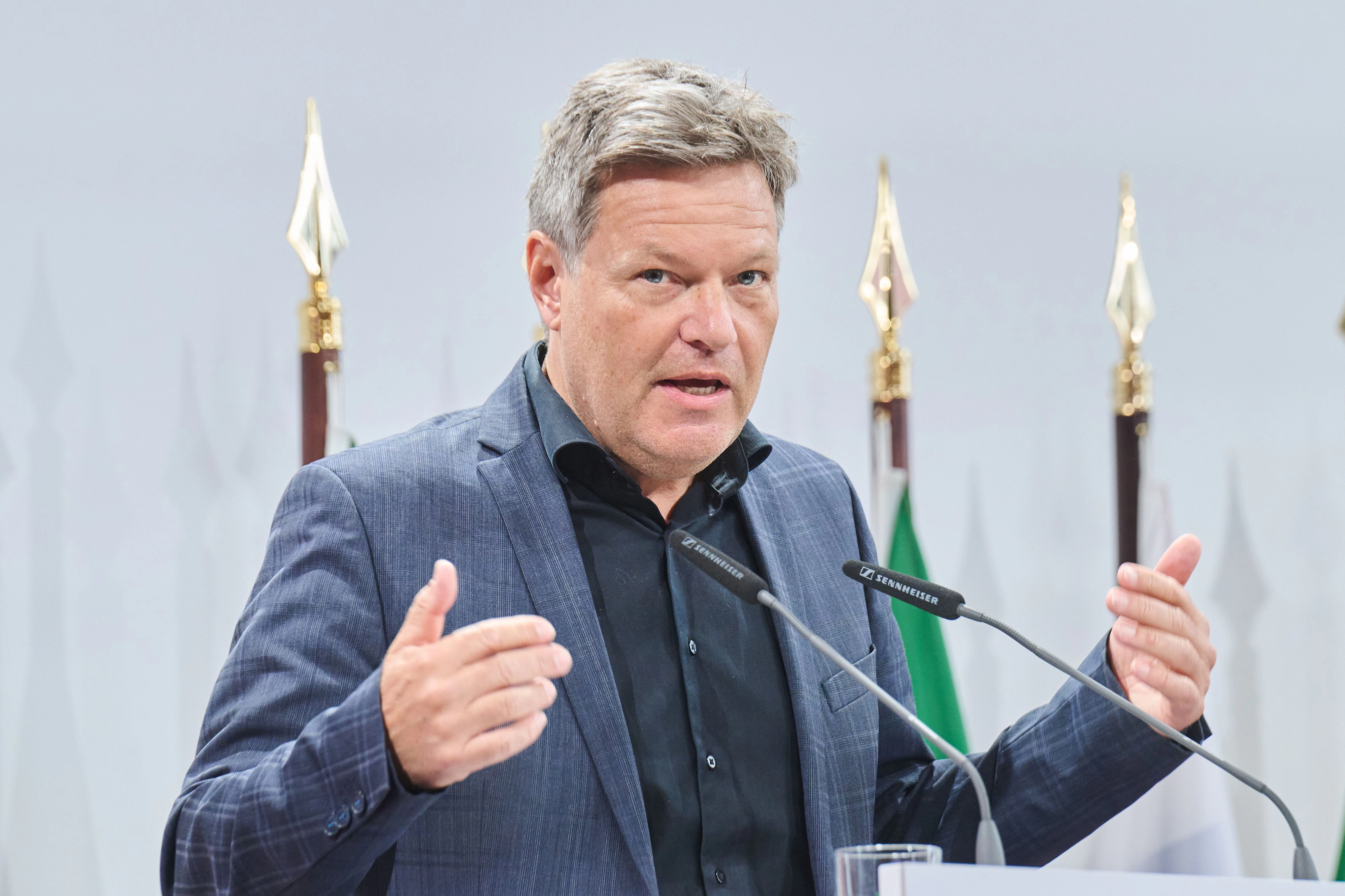 Bei <strong>Robert Habeck</strong> muss man dieser Tage bekanntlich ganz vorsichtig sein. Unlängst fühlte sich der Vizekanzler in einem satirischen Tweet des Journalisten Rainer Meyer angesprochen, der über einen „Bahnhofsalkoholiker“ witzelte – und verklagte den Schreiberling prompt. Auch wenn die Gerichtsposse nicht zu Habecks Gunsten ausgegangen ist, wollen wir lieber nichts wagen, und nur ganz freundlich mahnen: Ein dunkleres Hemd zum helleren Anzug gilt gerade im Businessbereich als Fauxpas und wird als unseriös gewertet. Danach muss man sich natürlich nicht richten – könnte man aber, so als Bundeswirtschaftsminister auf einer international ausgerichteten Politik- und Wirtschaftskonferenz …