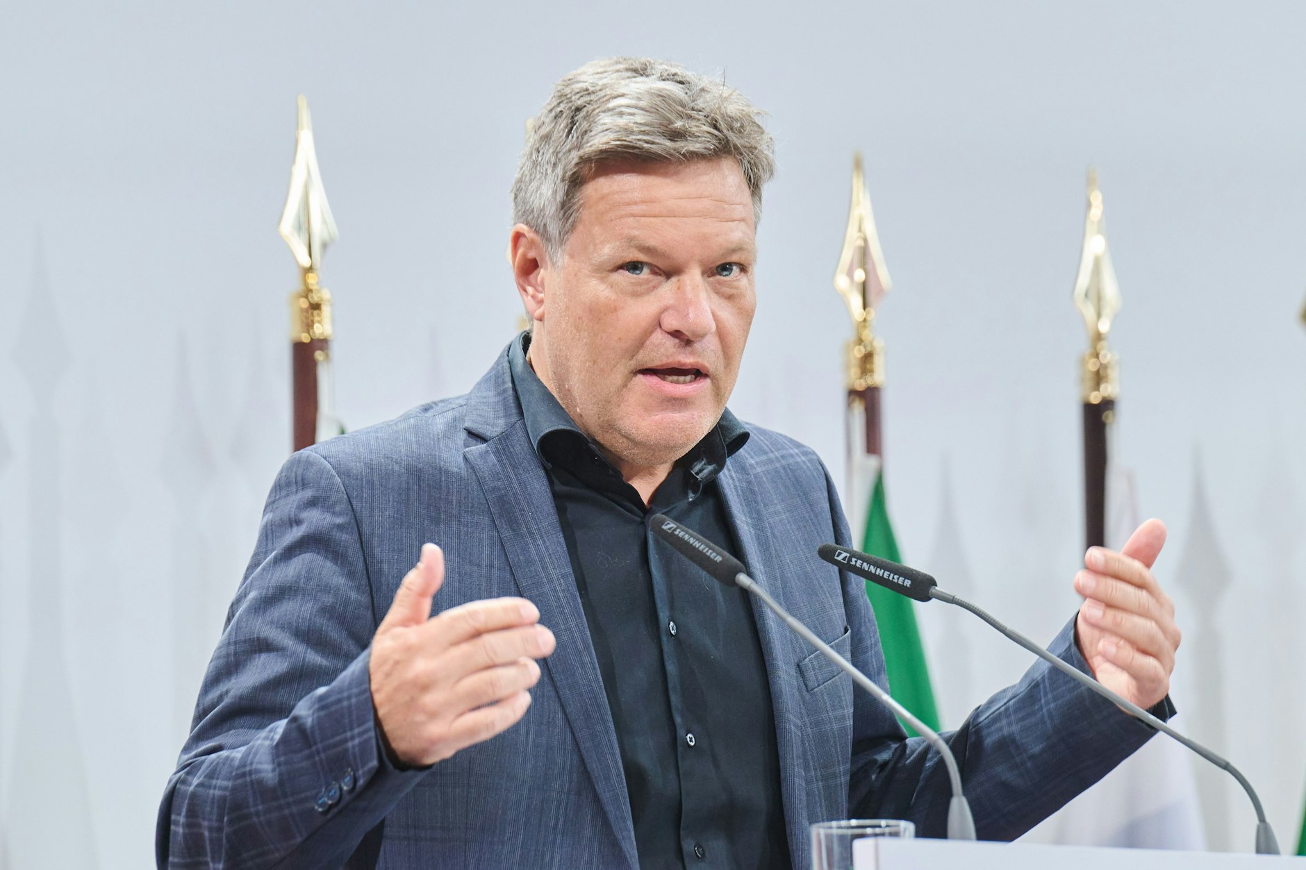 Bei <strong>Robert Habeck</strong> muss man dieser Tage bekanntlich ganz vorsichtig sein. Unlängst fühlte sich der Vizekanzler in einem satirischen Tweet des Journalisten Rainer Meyer angesprochen, der über einen „Bahnhofsalkoholiker“ witzelte – und verklagte den Schreiberling prompt. Auch wenn die Gerichtsposse nicht zu Habecks Gunsten ausgegangen ist, wollen wir lieber nichts wagen, und nur ganz freundlich mahnen: Ein dunkleres Hemd zum helleren Anzug gilt gerade im Businessbereich als Fauxpas und wird als unseriös gewertet. Danach muss man sich natürlich nicht richten – könnte man aber, so als Bundeswirtschaftsminister auf einer international ausgerichteten Politik- und Wirtschaftskonferenz …