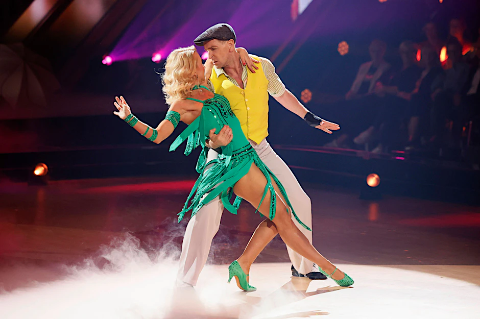 Mark Keller mit Kathrin Menzinger in der neunten Live-Show der 17. Staffel der RTL-Tanzshow Let s Dance.&nbsp; Jetzt muss Keller aussteigen.&nbsp;