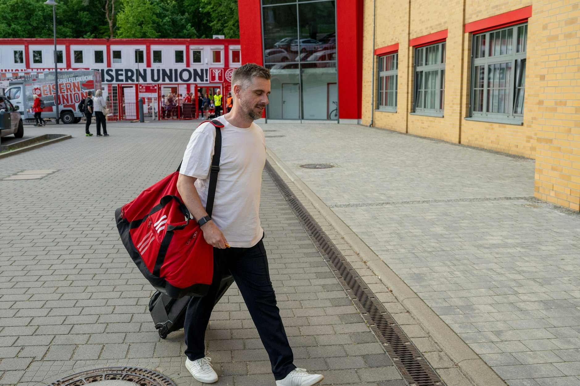 Sebastian Bönig (42) hat seine Sportsachen dabei, wird unter Marco Grote im Saisonendspurt wieder als Co-Trainer beim 1. FC Union arbeiten. 