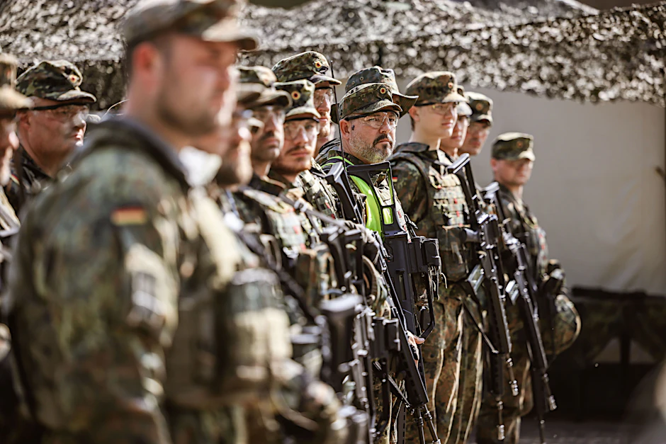 Über die Wehrpflicht wird in Deutschland heftig debattiert.