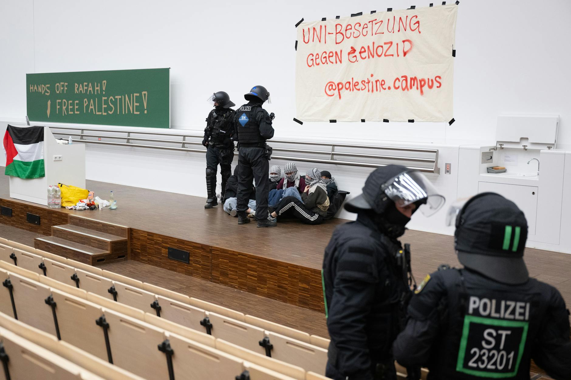 Polizisten räumen den besetzten Audimax der Universität Leipzig. 