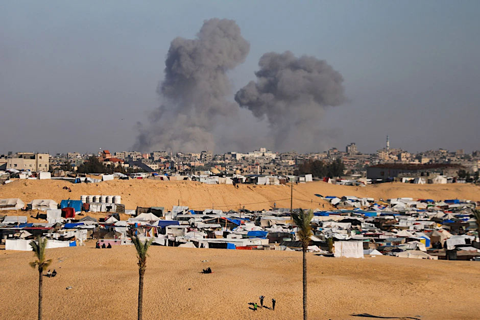 Nach einem israelischen Luftangriff östlich von Rafah im Gazastreifen steigt Rauch auf.&nbsp;&nbsp;