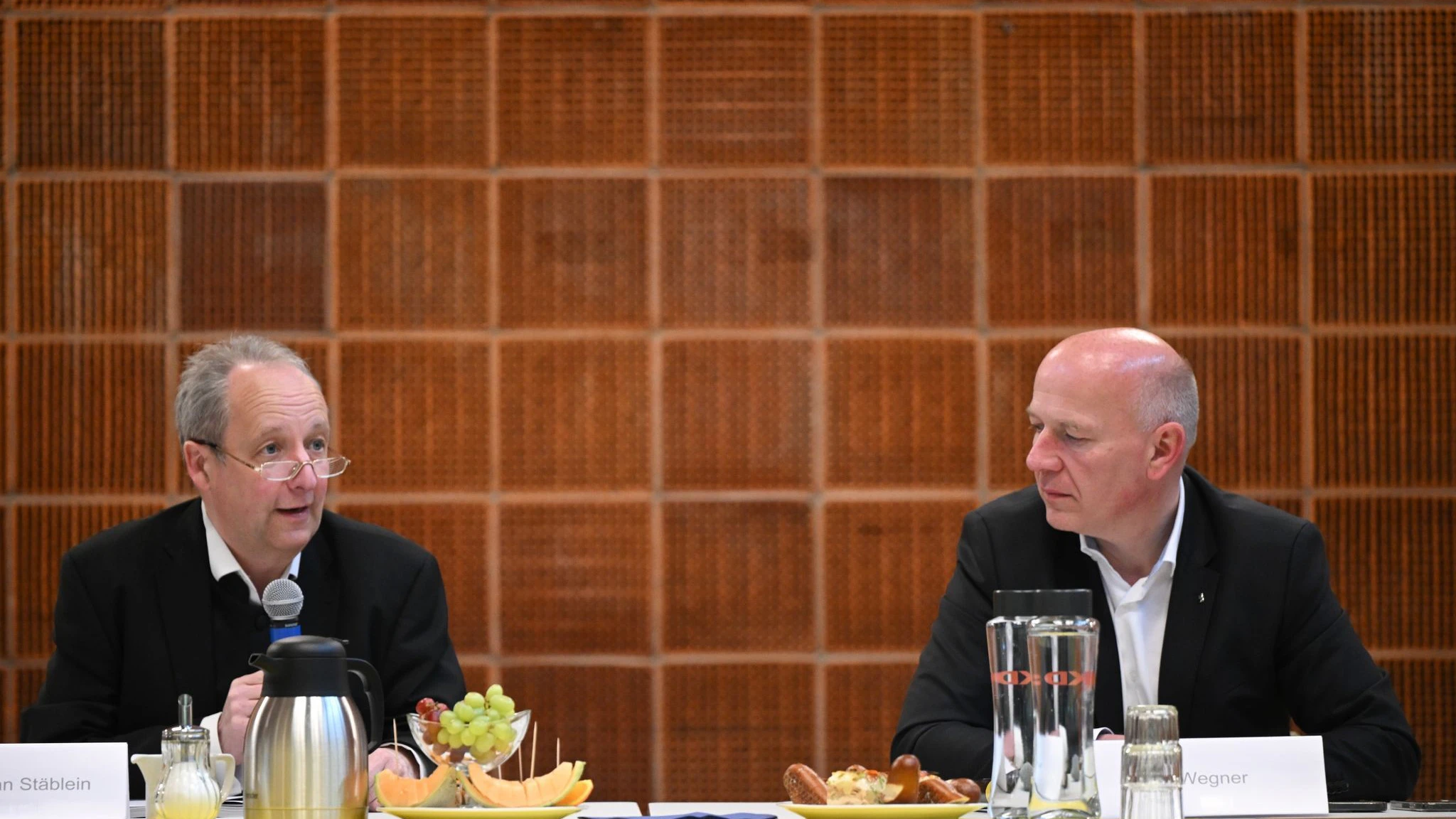 Bischof Christian Stäblein (l.) und der Regierende Bürgermeister Kai Wegner&nbsp;