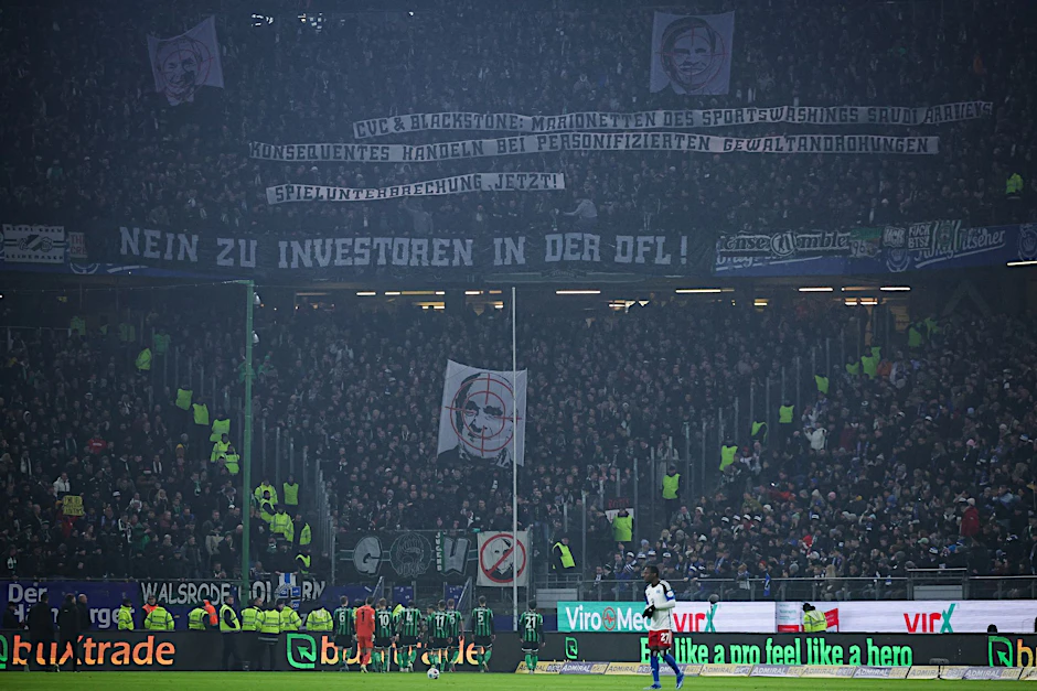 ARCHIV - Fan-Proteste, Pyrotechnik - und ein Martin Kind im Fadenkreuz: Wegen diverser Vergehen seiner Anhänger muss Hannover eine Geldstrafe zahlen.  
