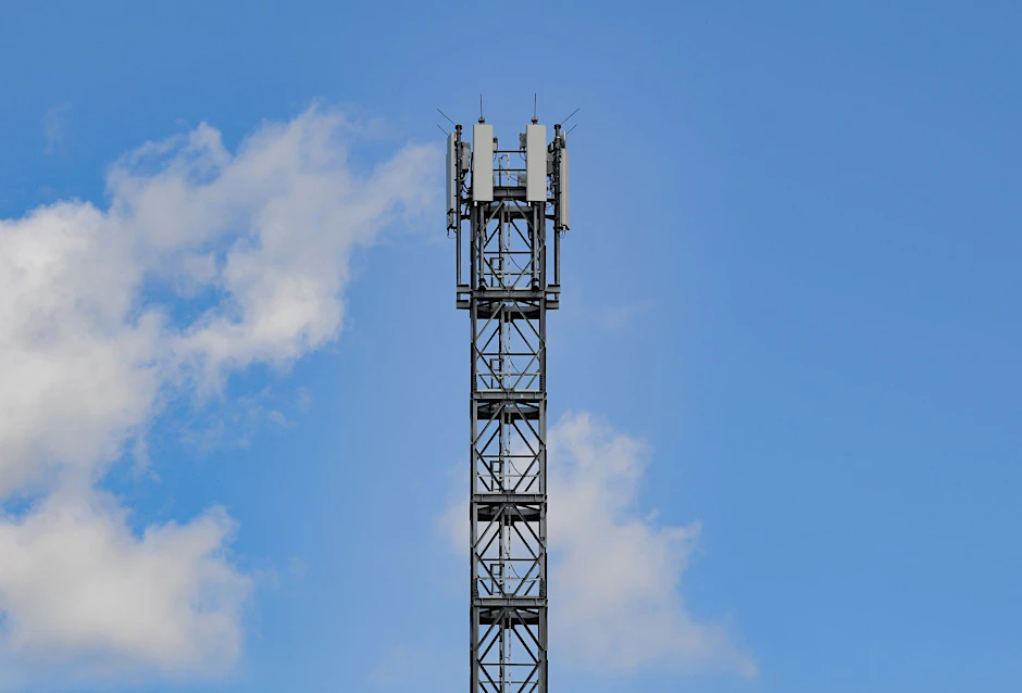 ARCHIV - Ein Sendemast für Mobilfunk.  a/Symbolbild
