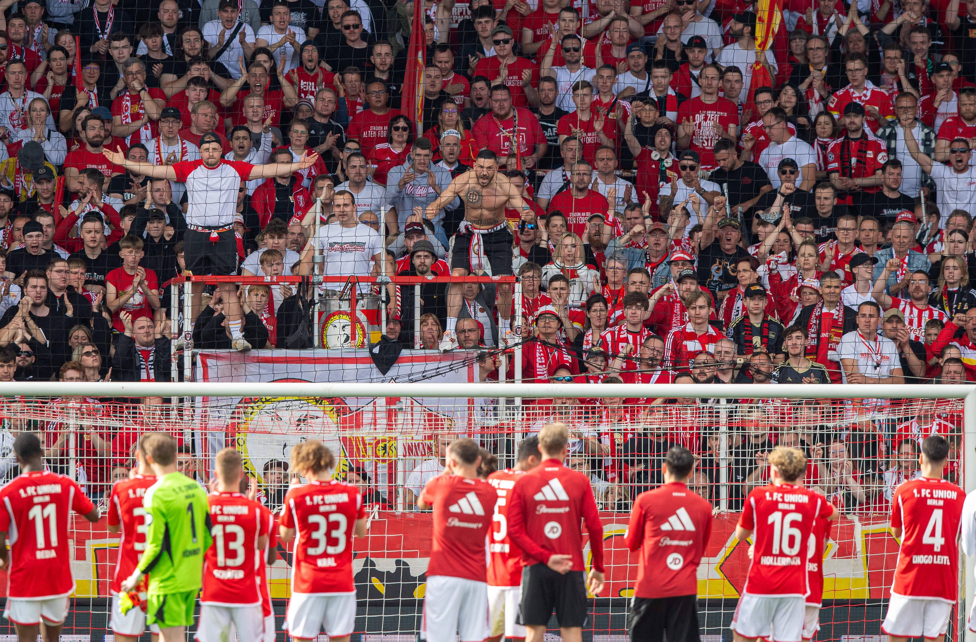 Völlig losgelöst und voller Energie: Dirk Zingler lädt den 1. FC Union auf 100 Prozent!