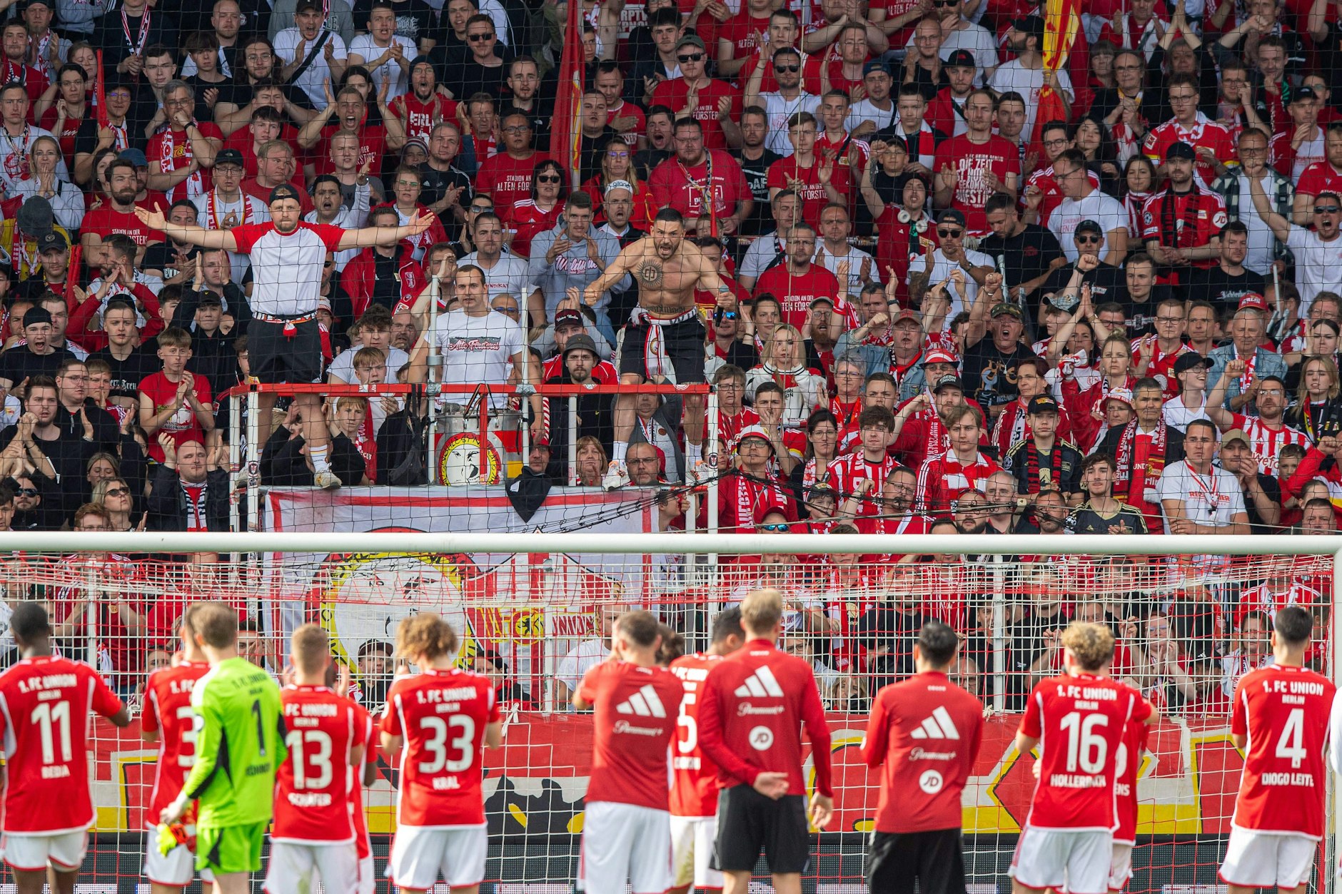 Eisern: Die Fans des 1. FC Union schwören die Mannschaft nach der Bochum-Pleite auf das Köln-Spiel ein. 
