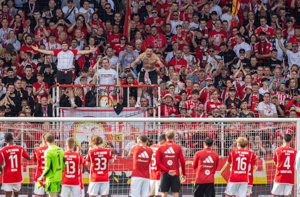 Völlig losgelöst und voller Energie: Dirk Zingler lädt den 1. FC Union auf 100 Prozent!