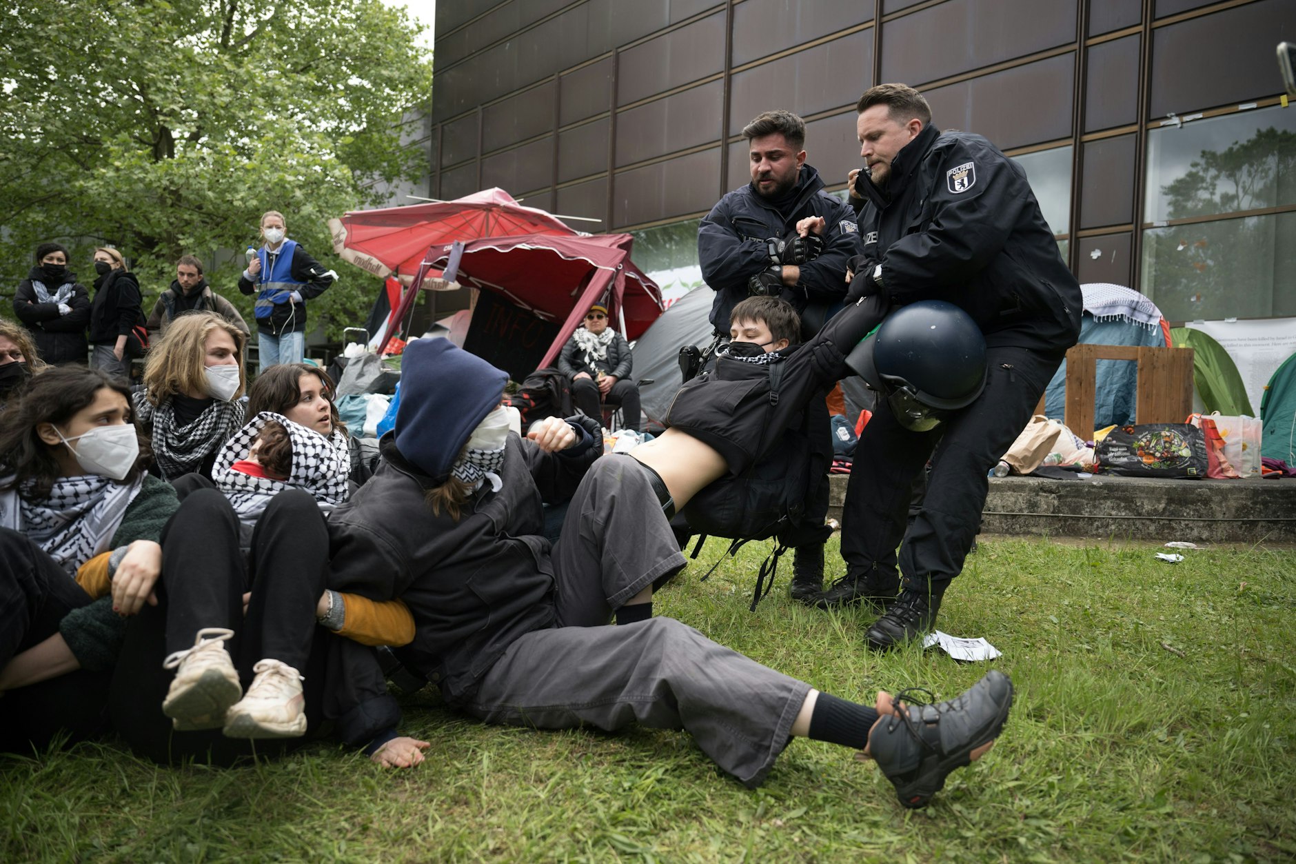Polizisten ziehen auf dem Theaterhof der Freien Universität Berlin einen Demonstranten weg.&nbsp;