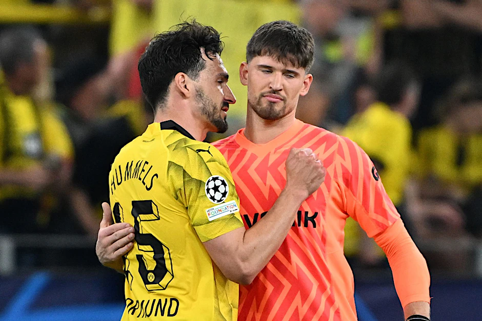 Mats Hummels (l) und BVB-Torwart Gregor Kobel umarmen sich nach dem Sieg.  