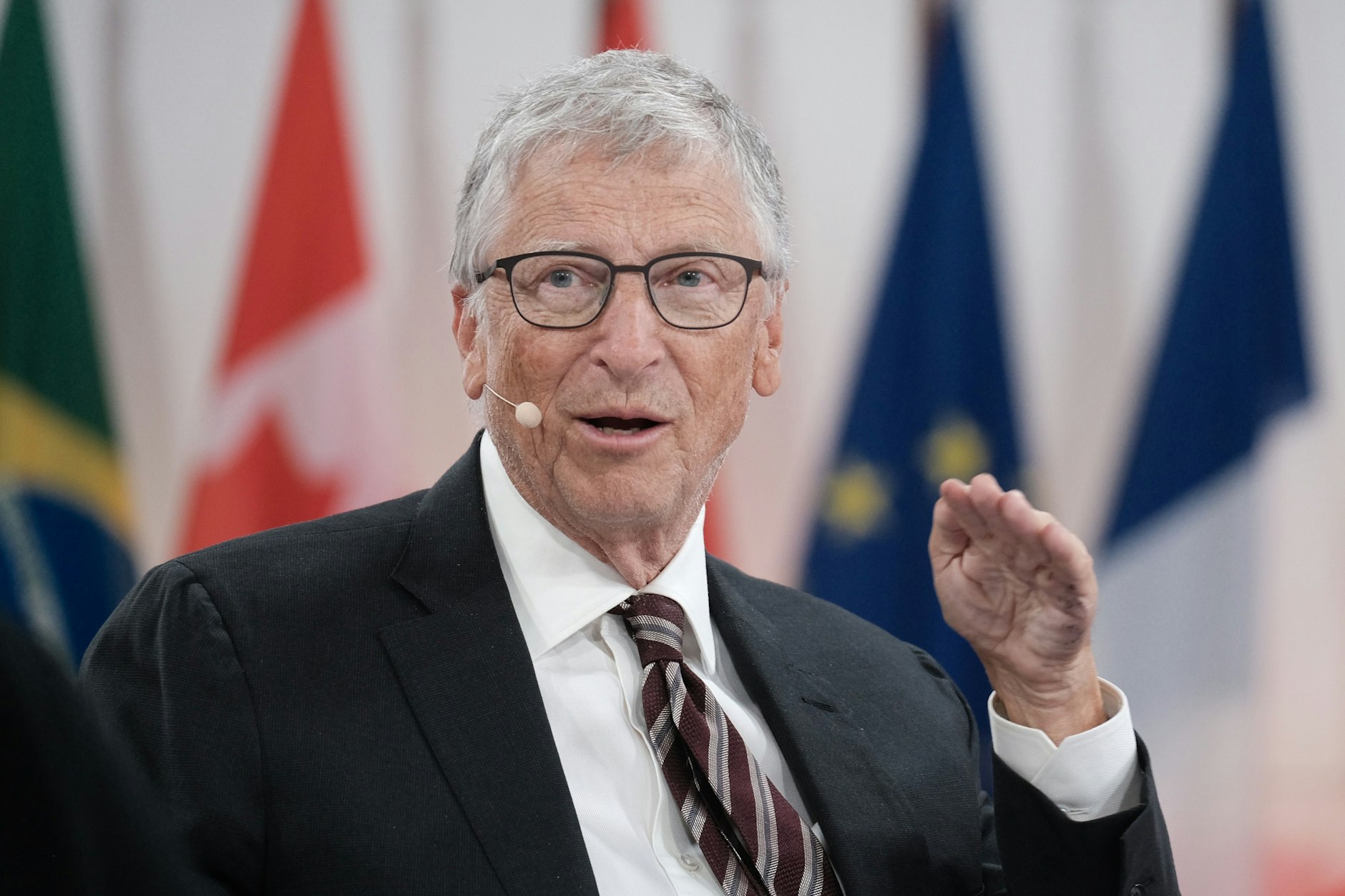 Datei-Manager, Tech-Milliardär und Warren-Buffett-Doppelgänger&nbsp;<strong>Bill Gates</strong> war als Redner aufs Podium geladen und löste beim Betrachter folgende Assoziationskette aus: Laienpredigt, gehobener Dienst, Versicherungspolice, Windows 96, Betriebssystem, evangelisches Gemeindezentrum, Krawattenzwang, Serverabsturz, MS-DOS, Datenautobahn, HTTP-Statuscode 404, 32-Bit, Bildschirmschoner, W32.Blaster, Abwärtskompatibilität, Lock-in-Effect und Karl Klammer.