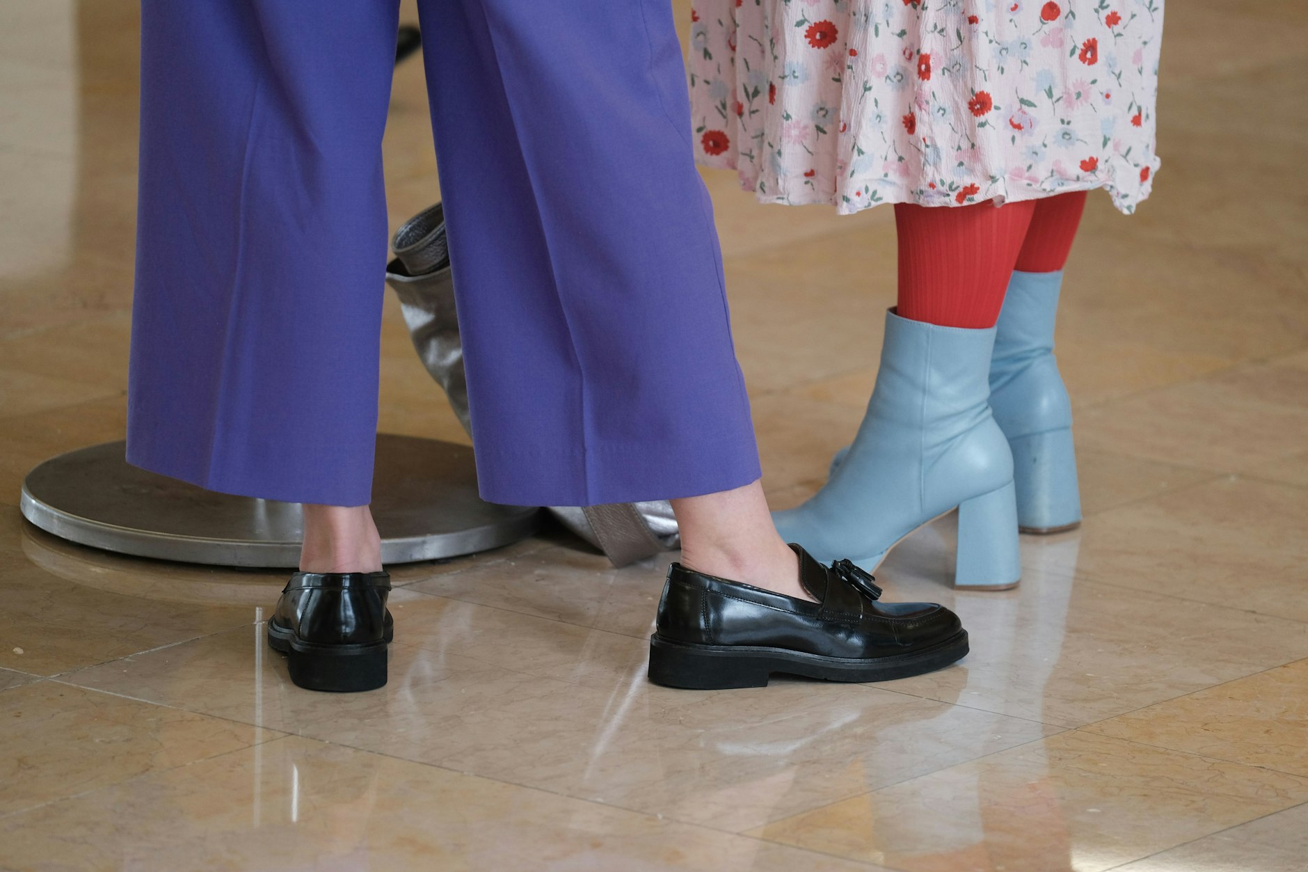 Und hier noch eine Randbemerkung zum Schluss: Besser kann man den Unterschied zwischen der <strong>digitalisierten Welt</strong> und&nbsp;<strong>Berlin</strong>&nbsp;gar nicht mehr symbolisch darstellen. Links: trendy Loafer zur frühlingsfrisch-freien Knöchelzone. Ein urbaner Style, wie er mittlerweile in vielen Metropolen der westlichen Welt angesagt ist. Rechts: Berliner Kiez-Modeladen auf dem Weg zum Indoorspielplatz mit anschließendem Töpferkurs für die kleine Sophie-Charlotte und Brüderchen Rüdiger Raoul.