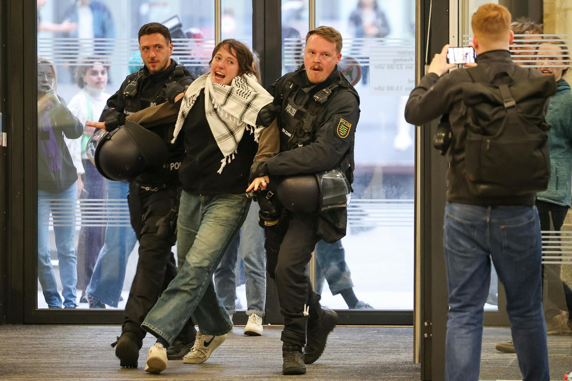 Leipzig: Polizisten führen während der Besetzung des Audimax der Universität Leipzig eine junge Frau ab. 