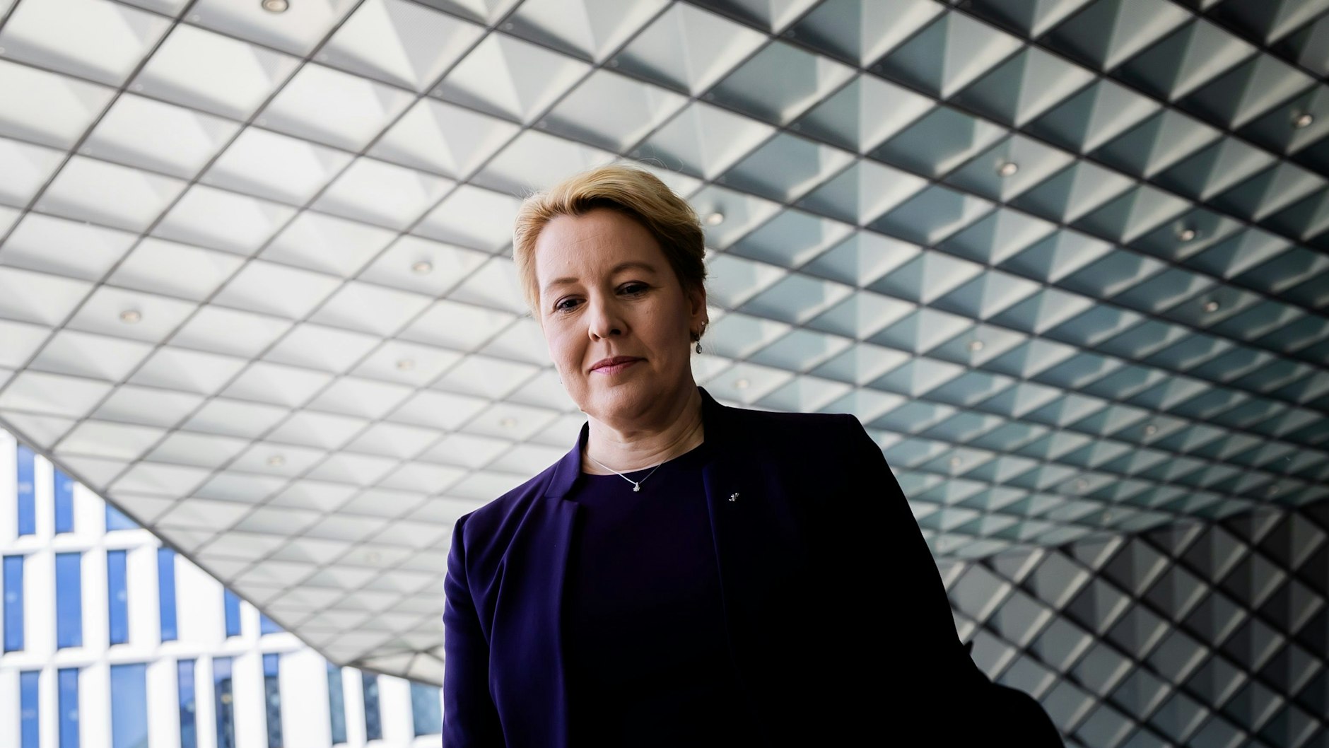 SPD-Senatorin Franziska Giffey in Berliner Bibliothek angegriffen: Wo waren ihre Personenschützer?