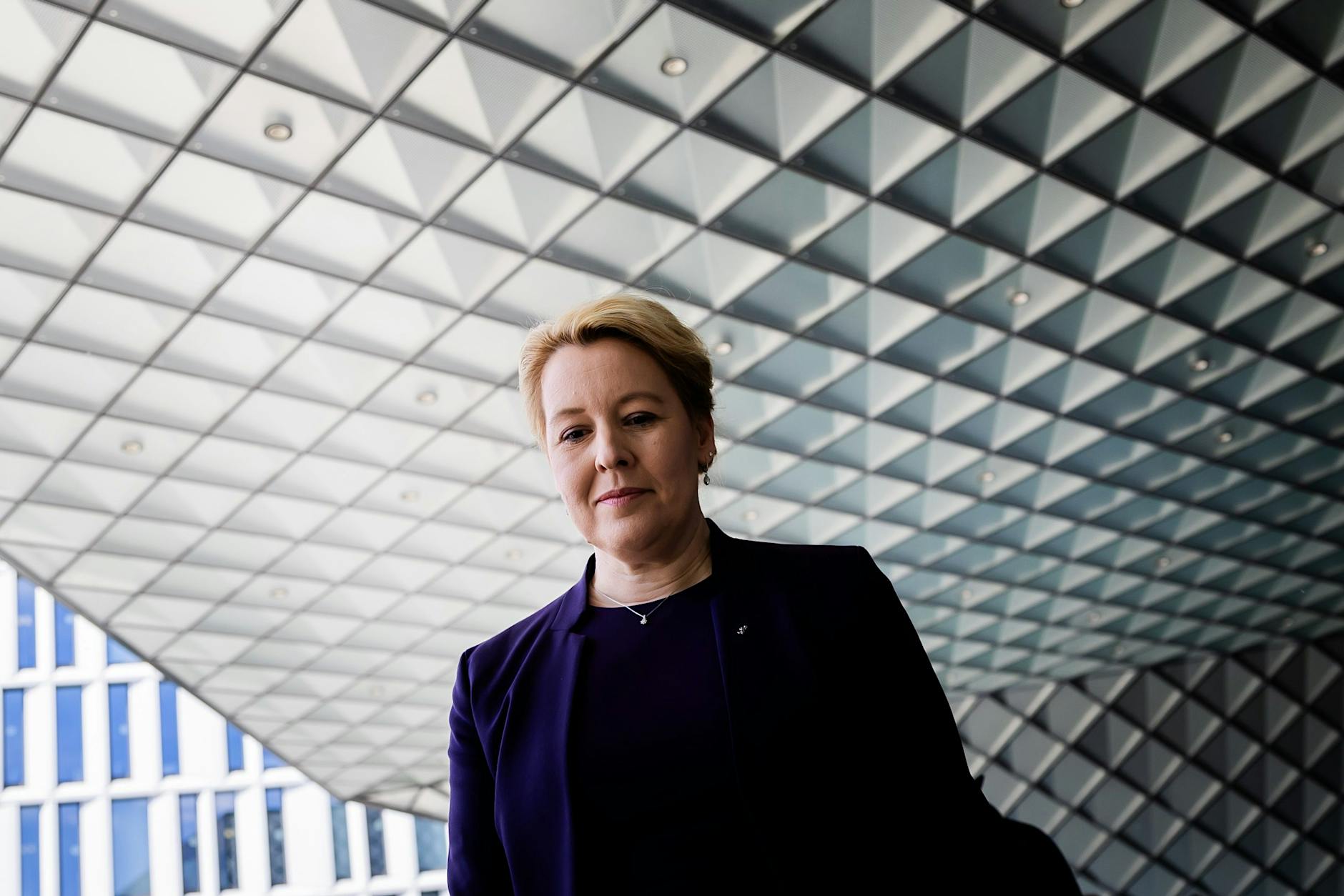 SPD-Senatorin Franziska Giffey in Berliner Bibliothek angegriffen: Wo waren ihre Personenschützer?
