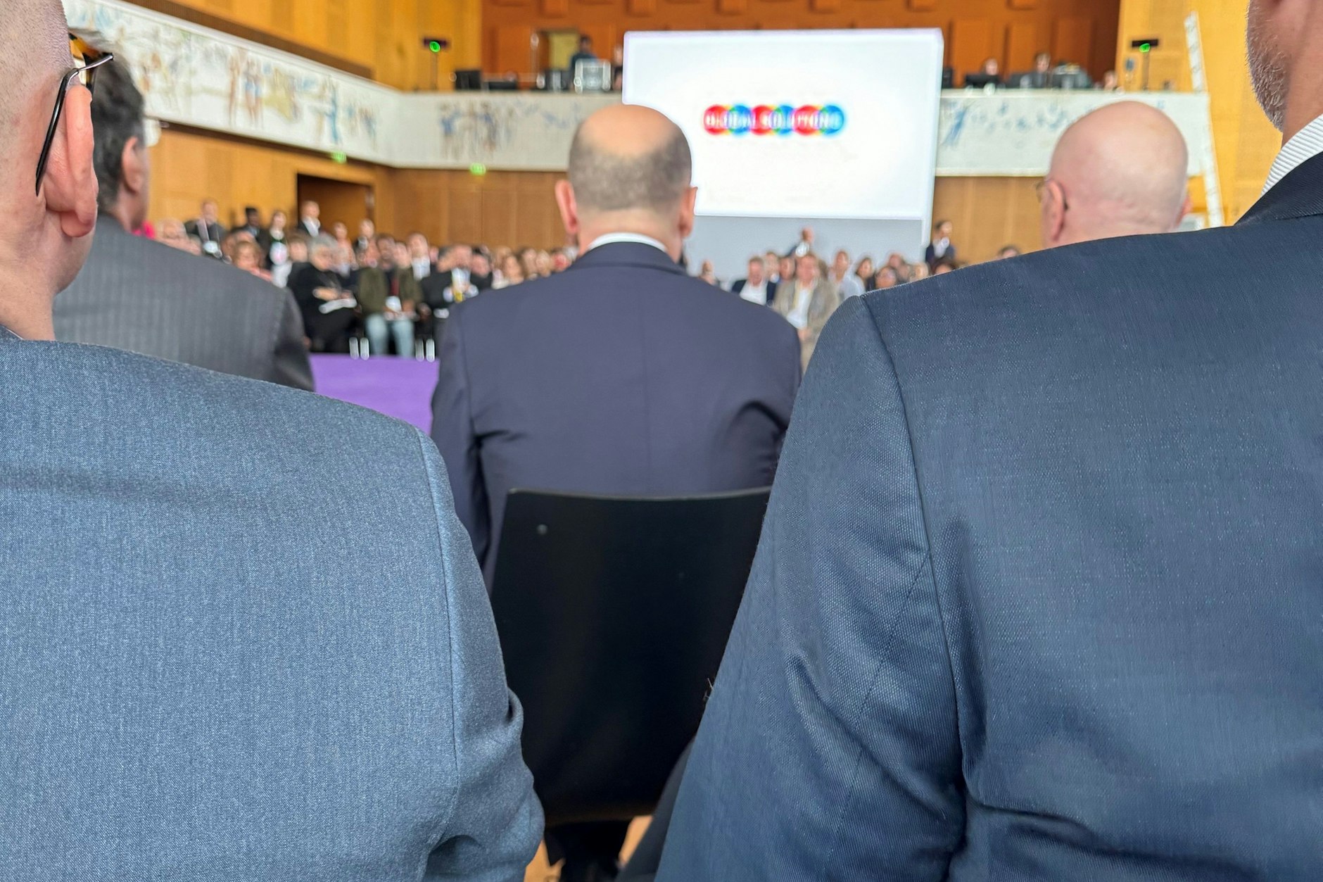 Unverkennbar: Der Bundeskanzler im Partnerlook mit beinahe allen anderen männlichen Gästen.