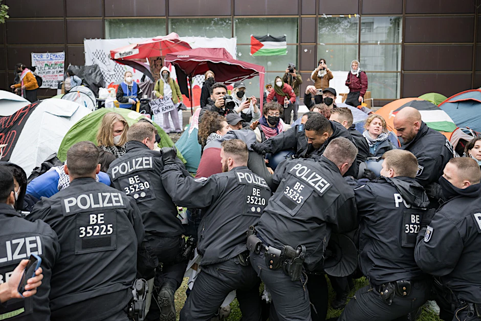 Polizeibeamte gehen während propalästinensischen Demonstration der Gruppe «Student Coalition Berlin» auf dem Theaterhof der Freien Universität Berlin gegen Demonstranten vor.  