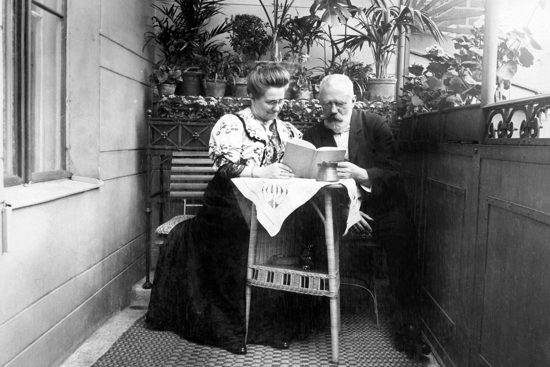 Preiswerte Unterhaltungsliteratur: Ein älteres Paar sitzt in den 1930er Jahren auf dem Balkon und liest zusammen ein Buch.