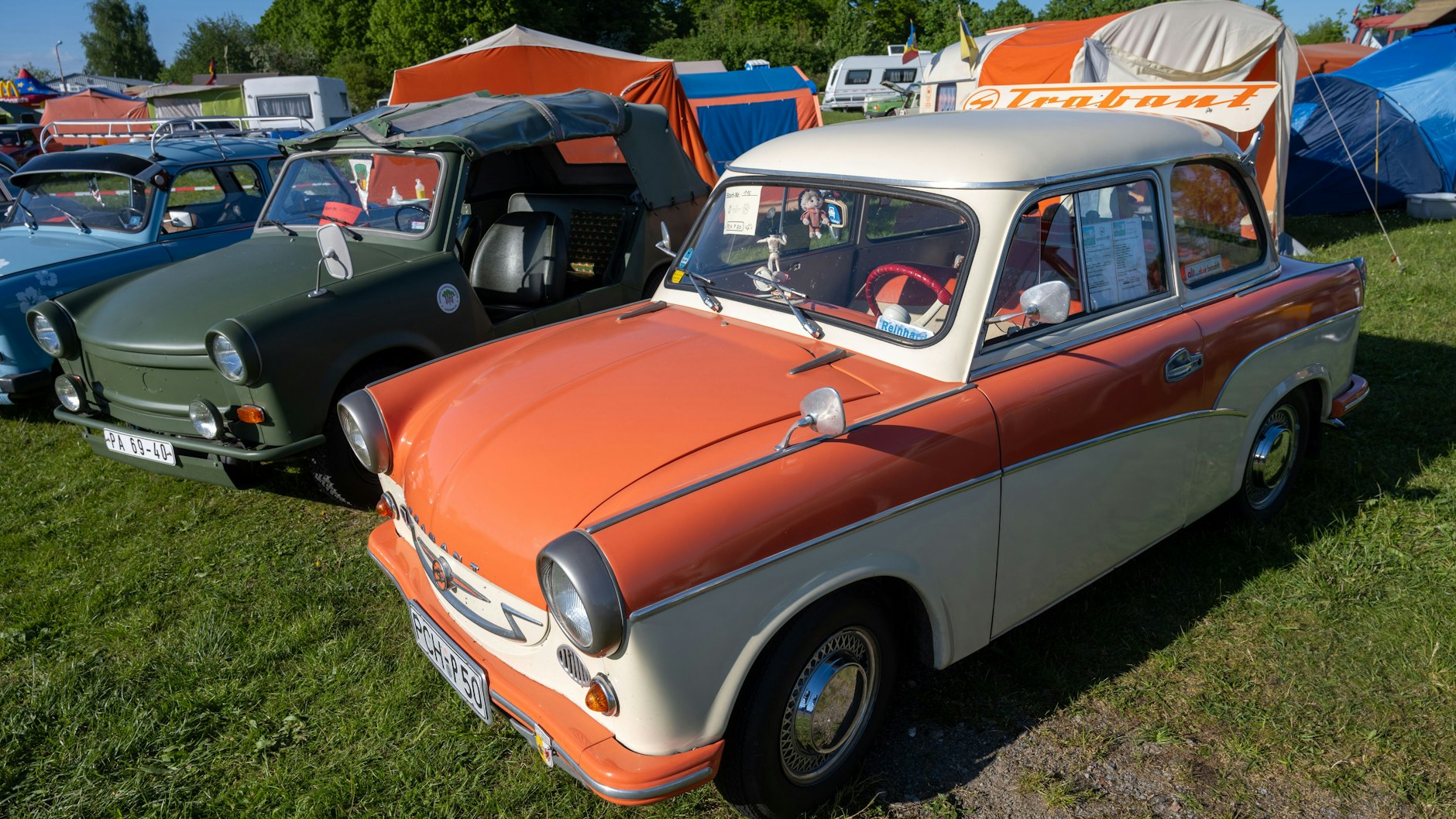 Fahrzeuge der Marke Trabant sind beim 29. Internationalen Trabi-Treffen zu sehen. Noch bis zum 12. Mai knattern die in der DDR gebauten Zweitakt-Fahrzeuge über den Flugplatz von Anklam.