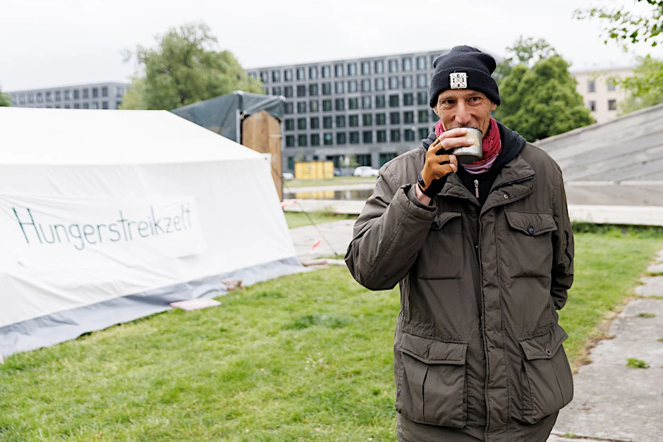 Der Klimaaktivist Wolfang Metzeler-Kick vom Bündnis «Hungern bis ihr ehrlich seid» trinkt Tee nach einer Pressekonferenz über seinen Gesundheitszustand während seines inzwischen seit fast 60 Tagen andauernden Hungerstreiks im Invalidenpark.  
