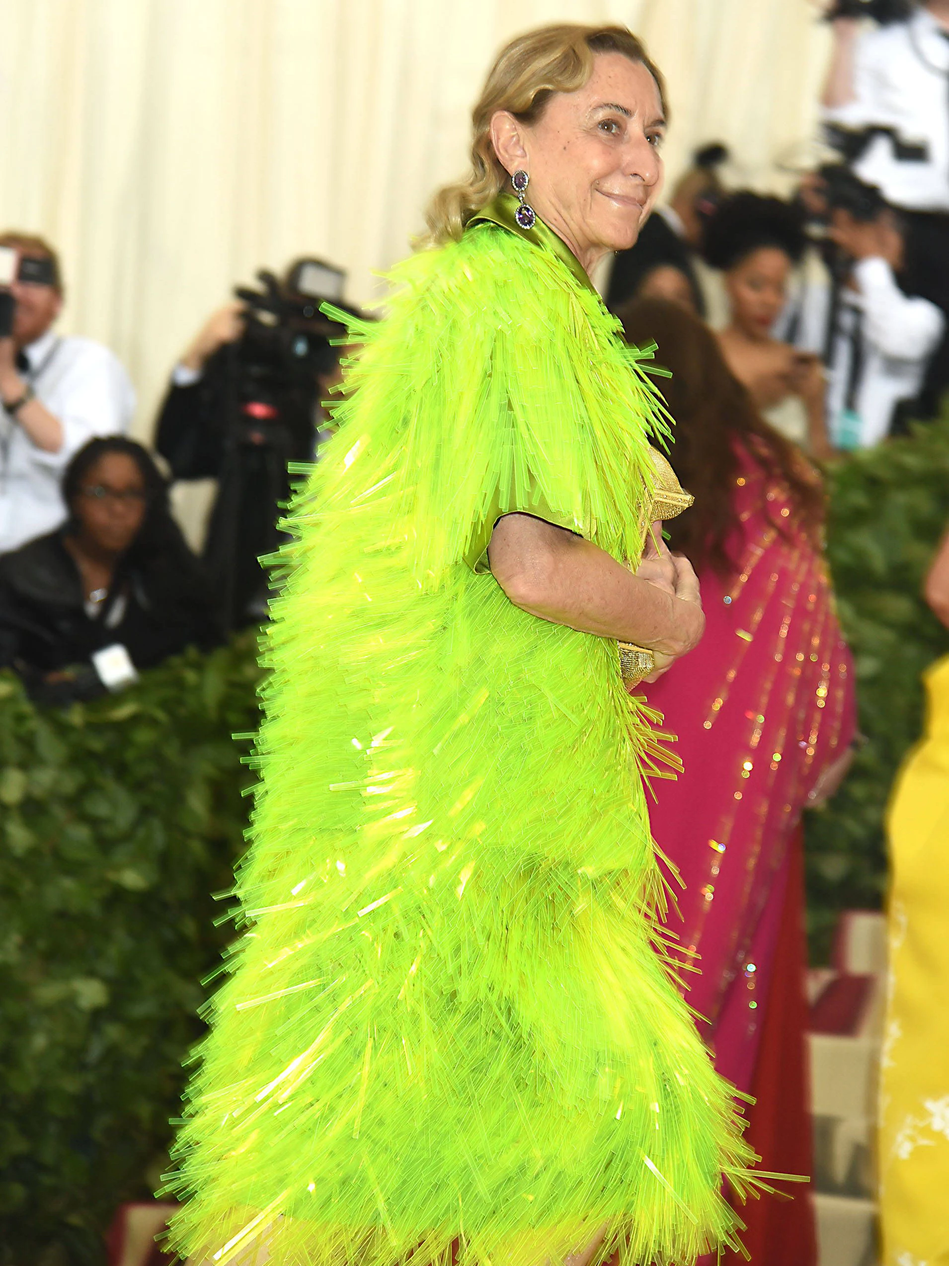 New York, Mai 2018: Miuccia Prada erscheint auf der Met-Gala. Sie trägt ein neongrünes Flatterkleid aus der Prada-Kollektion Fall/Winter 2018.