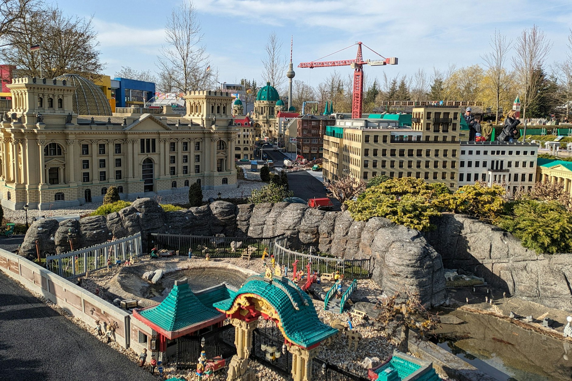 Dit is Berlin: Ein Baukran, der Zoo, und den Fernsehturm sieht man eh von überall.