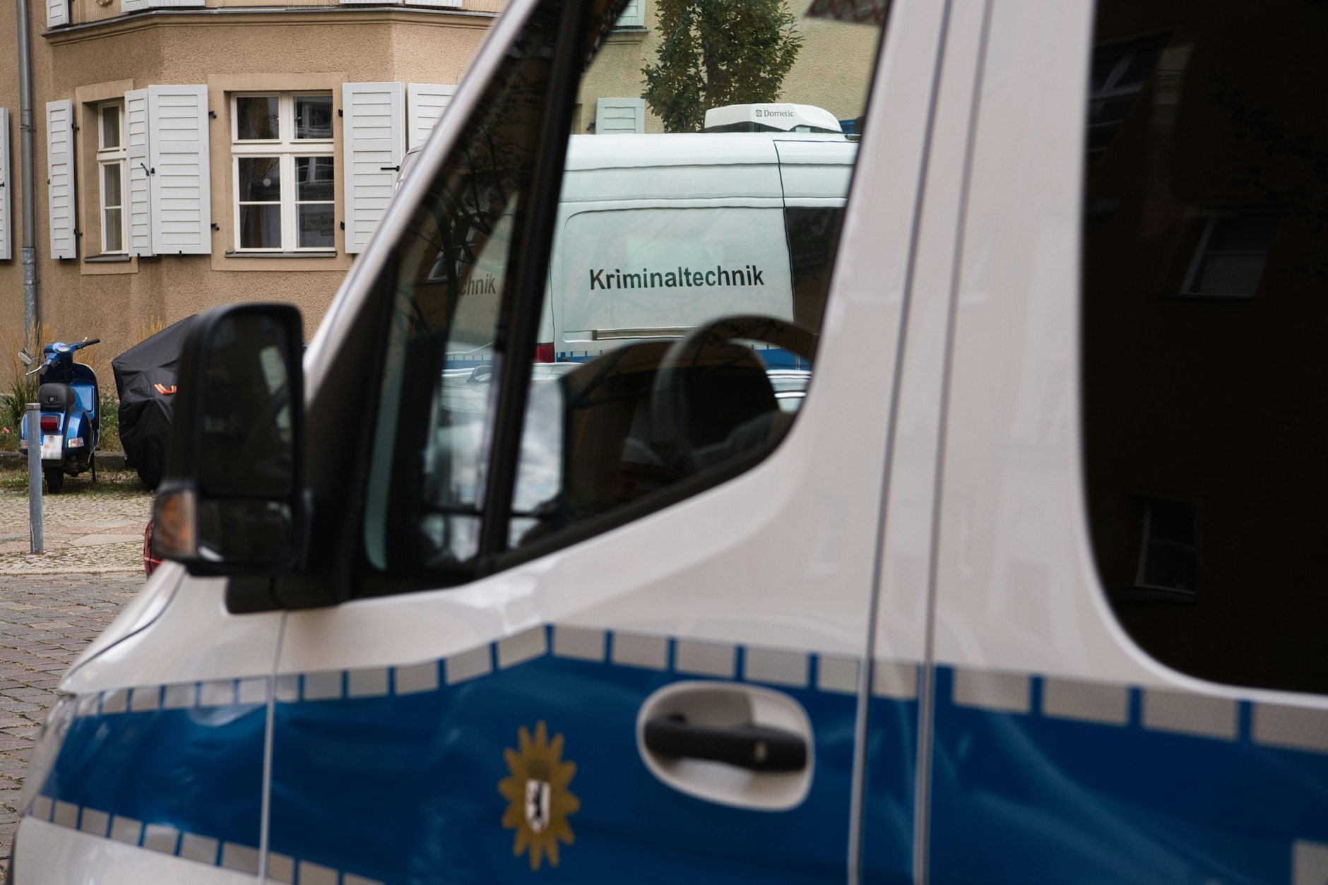 Der Wagen der Kriminaltechnik der Polizei steht vor einer Häuserzeile an der Kinzerallee im Berliner Stadtteil Köpenick. Dort hatte sich die Totschlag-Tragödie ereignet.