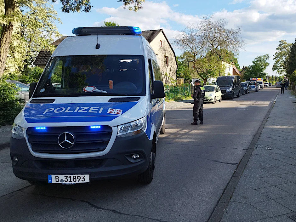 Die Polizei sperrt eine Straße in Spandau für Ermittlungsarbeiten.  