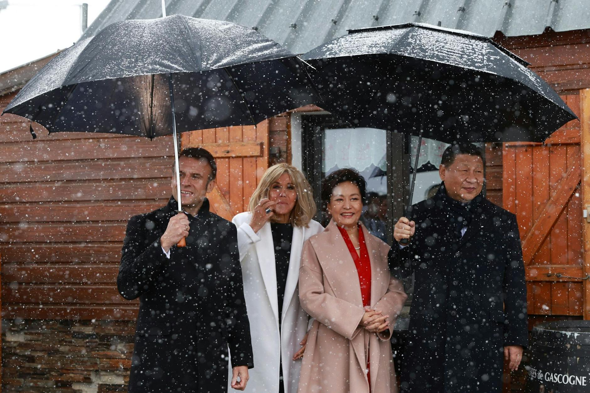 dpatopbilder - Ausflug bei Wind und Wetter: Der französische Präsident Emmanuel Macron und seine Frau Brigitte empfangen den chinesischen Präsident Xi Jinping sowie seine Frau Peng auf einem abgelegenen Bergpass in den Pyrenäen zu einem privaten Treffen. a