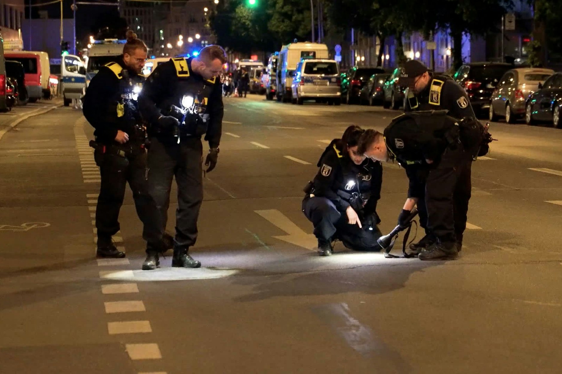 Polizisten suchen nach Spuren und Beweisen in der Nähe von einem Tatort. Ein Mann ist in Berlin am Dienstagabend getötet worden. Eine Mordkommission hat die Ermittlungen übernommen. 