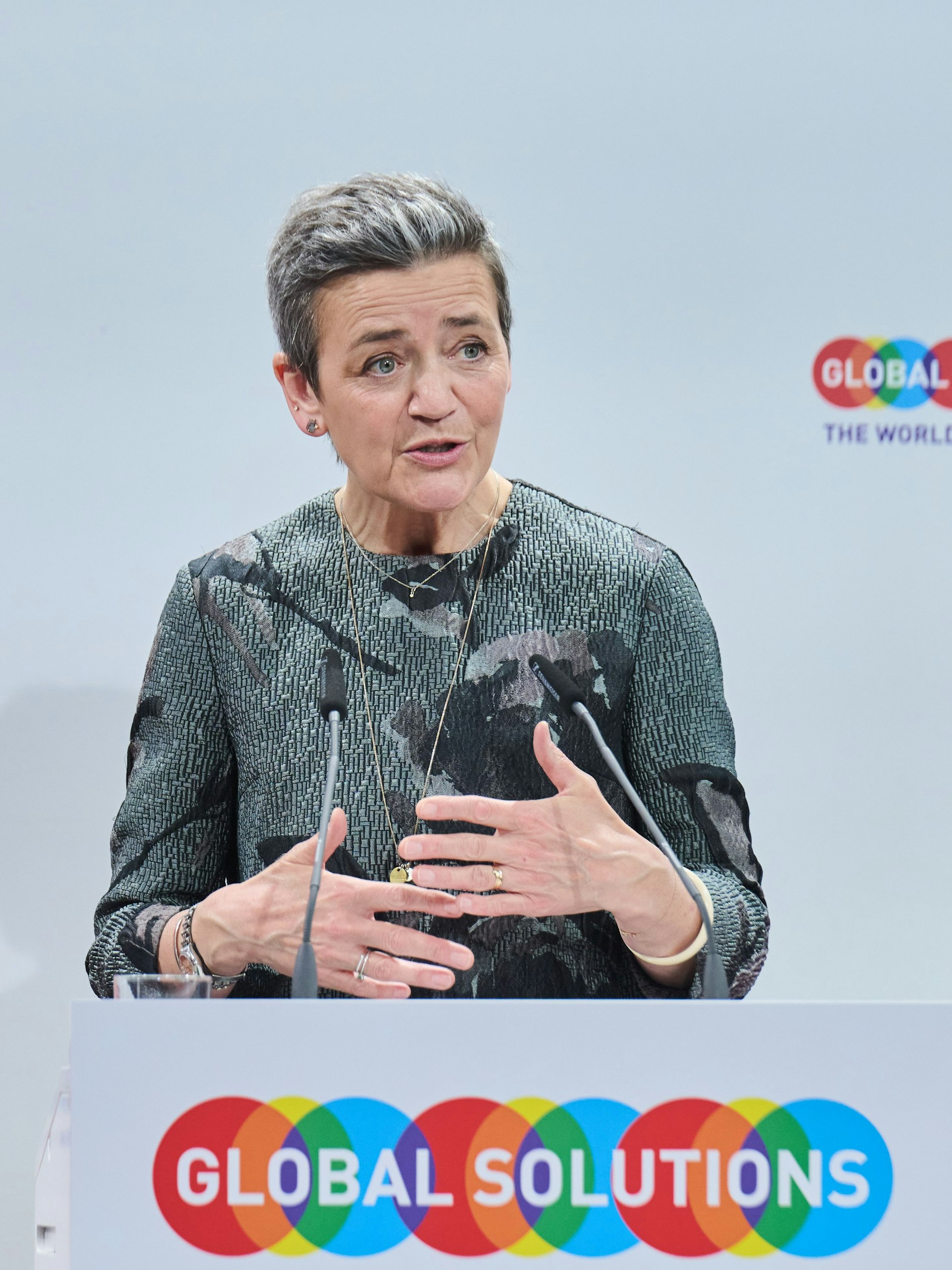 Wer sich durch Fotos des Global Solutions Summit klickt, wird feststellen: Was die Garderobe angeht, haben die geladenen Frauen vieles besser gemacht als die geladenen Herren. Und das, obwohl die weibliche Kleiderwahl mit deutlich mehr Herausforderungen verbunden ist als die männliche: Einen gut geschnittenen Anzug und ein sauberes Hemd zu finden, das ist doch eine überschaubare Aufgabe. Einen so gleichermaßen persönlich gefärbten wie sachlich-seriösen Look zu kreieren wie <strong>Margarethe Vestager</strong> – das indes ist eine Kunst! Ohnehin ist die EU-Kommissarin für Wettbewerb immer bestens gekleidet, so auch zum Global Solutions Summit, zu dem sie ein Oberteil mit aufregender Oberflächenstruktur und dezentem Blumendessin trug, dessen silbrig glänzende Details wunderbar zu ihrem grauen Haar passen. Chapeau!